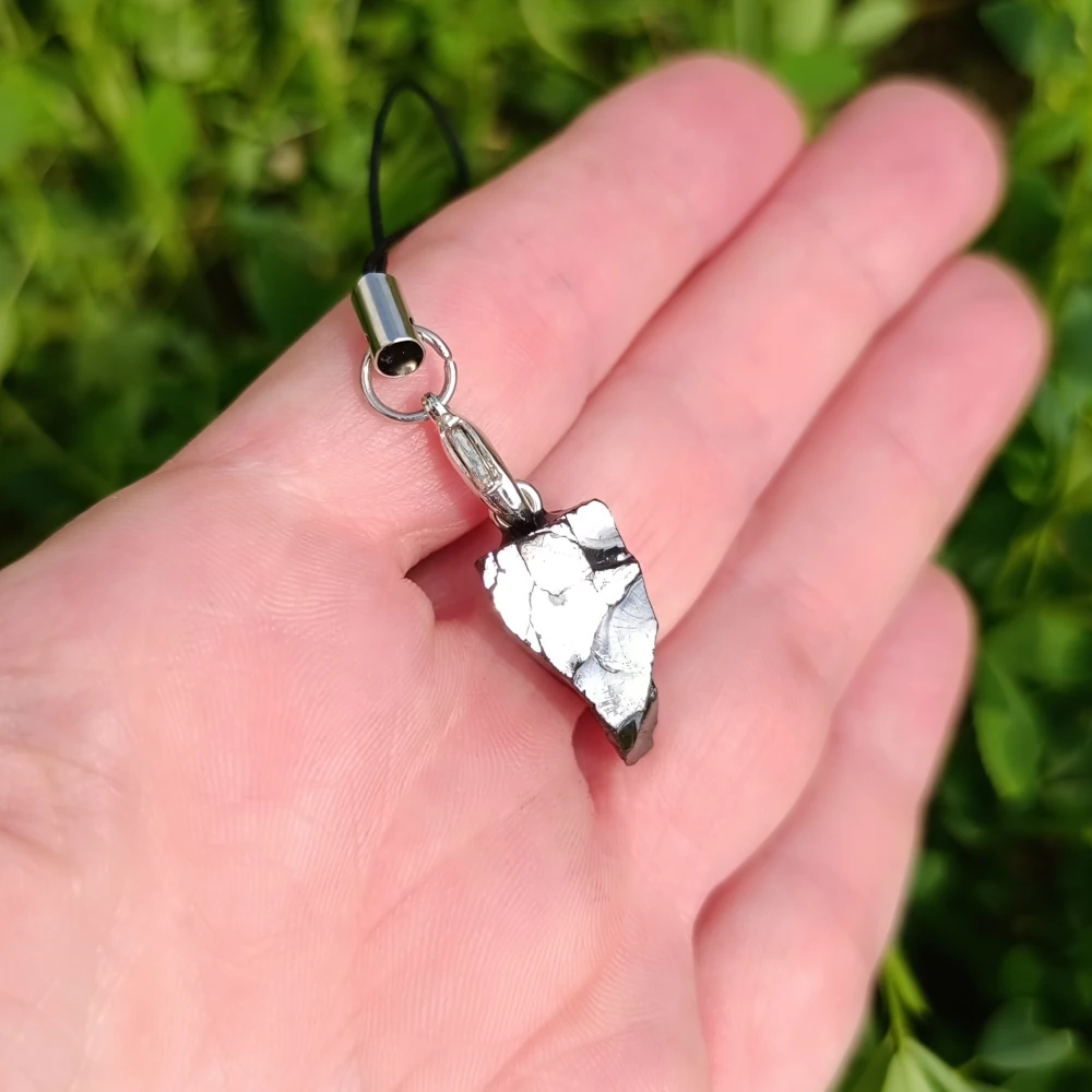 Edel-Schungit Handystein, kompakt, metallisch glänzend