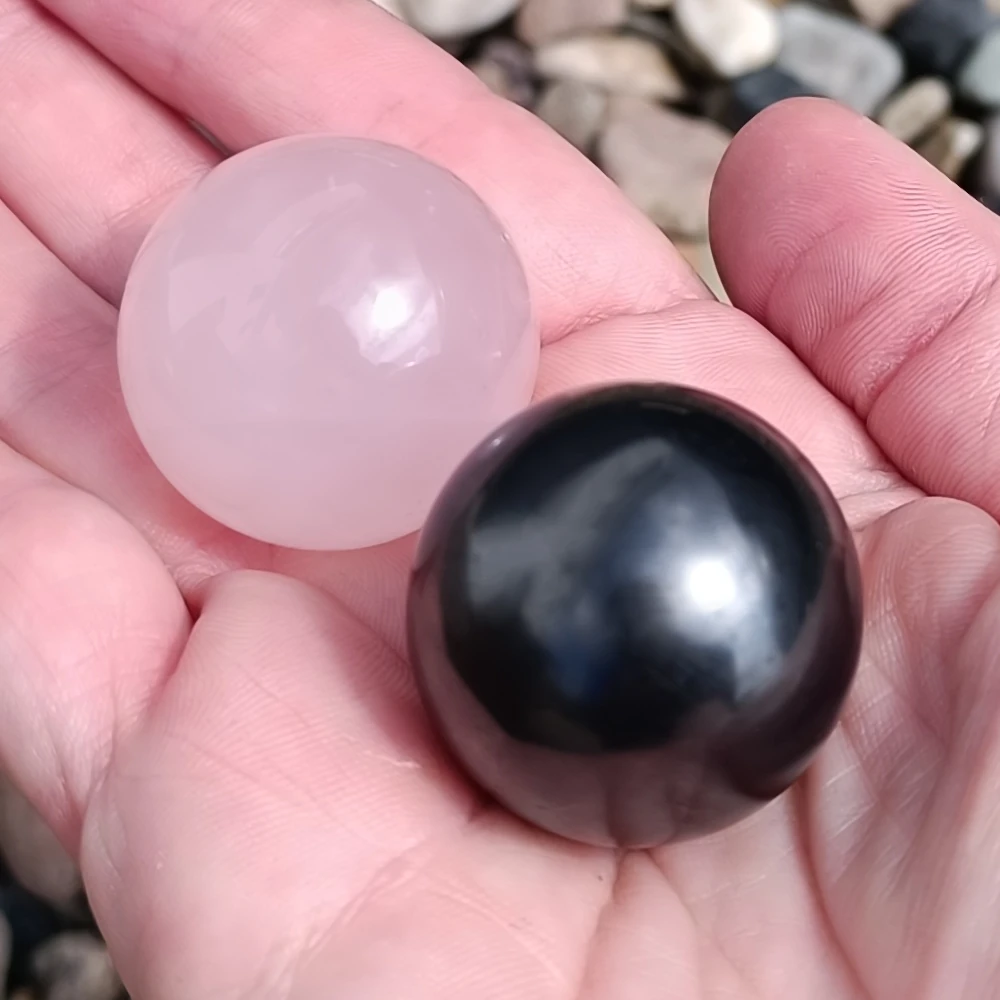Gegensatzpaar Schungit und Rosenquarz Kugel