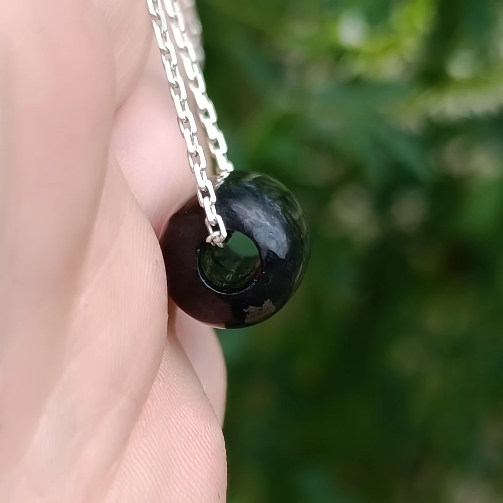 Schungit Tönnchen mit Silberkette seitlich